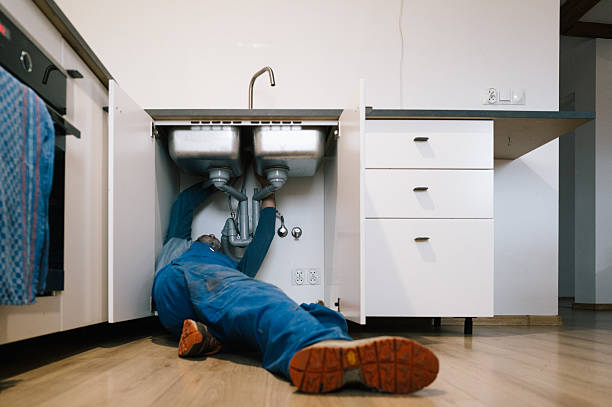 Professional Emergency Plumber technician working in Mulberry, OH